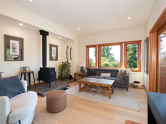 5th image of 1655 Evergreen Ln
