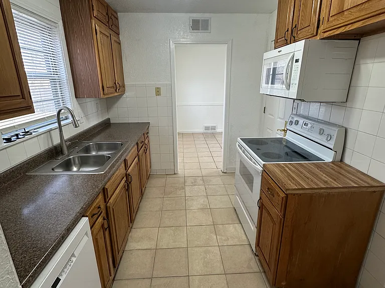 7600 High Dr — Photo 2
