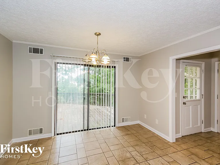 1105 Honeysuckle Dr — Photo 5