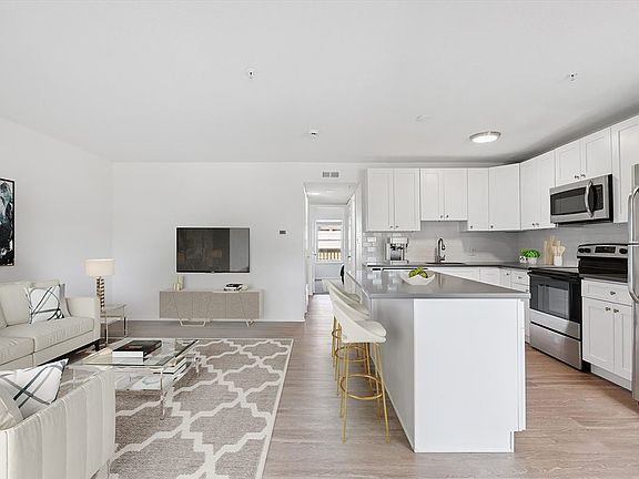 2nd image of 7 Cantril St APT I