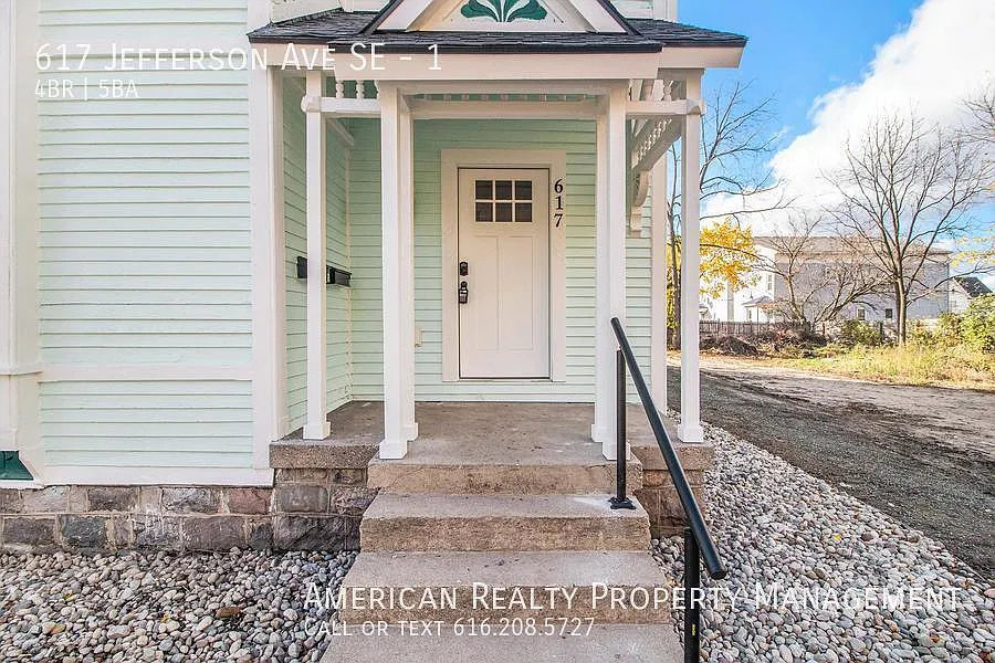 617 Jefferson Ave SE — Photo 2