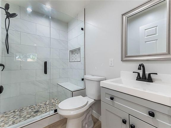 5th image of 636 E Avenida De Los Arboles #B