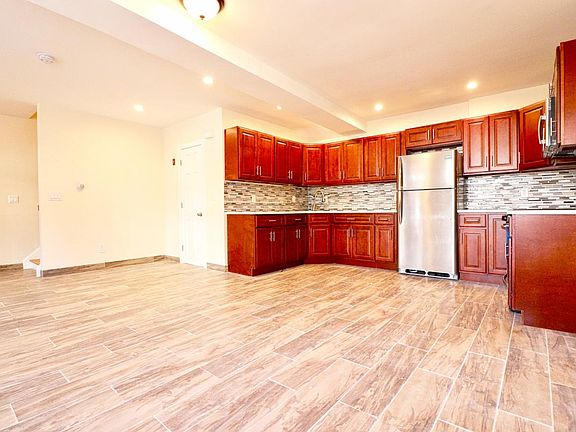 3rd image of 940 Tilden St #1