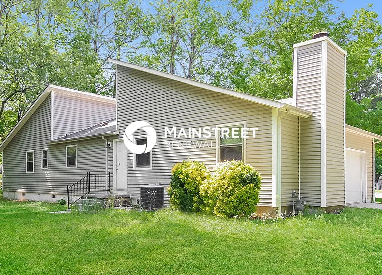 3012 Manchester Dr — Photo 2