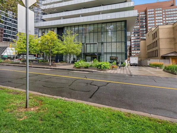 57 Saint Joseph St Unit 206, Toronto, ON M5S 0C5