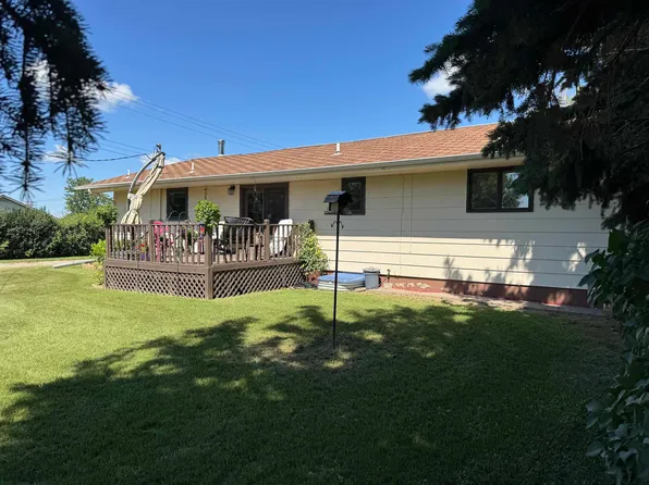 416 5th St NE, Kenmare, ND 58746