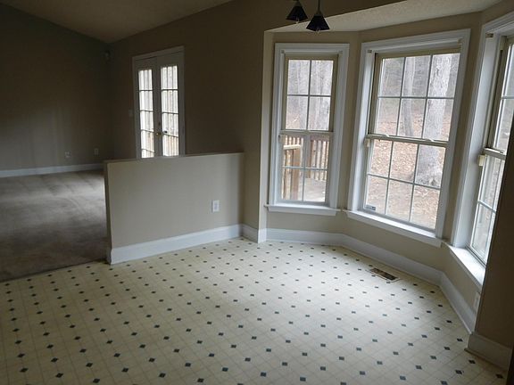 4th image of 575 Woodcrest Dr