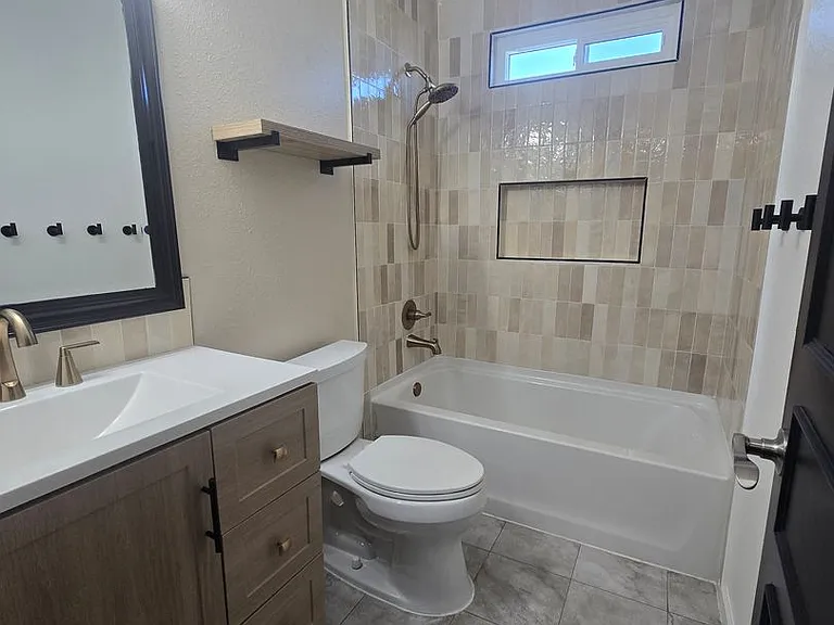 1012 Michelle Ct — Photo 8