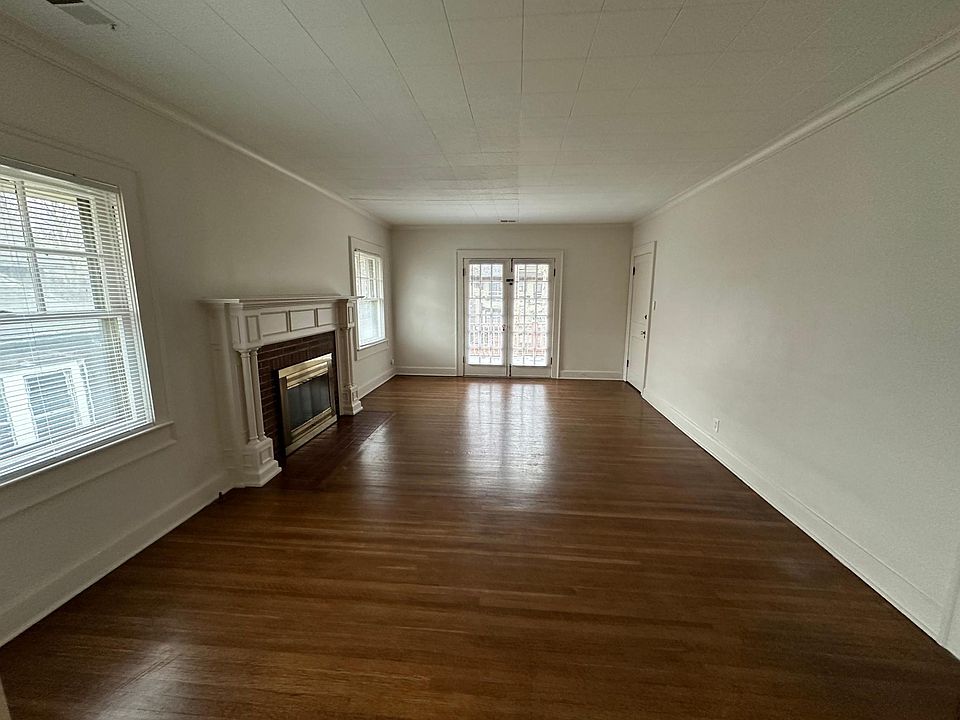 Living Room w/ hardwood floors