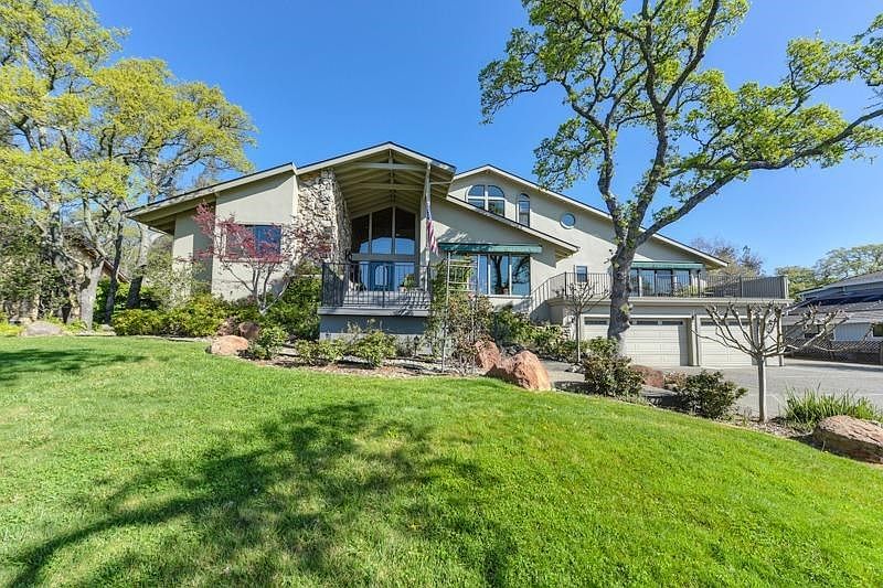 **PLEASE BE SURE TO CLICK ON THE VIRTUAL MEDIA TOUR FOR THE ULTIMATE VIEWING EXPERIENCE!**