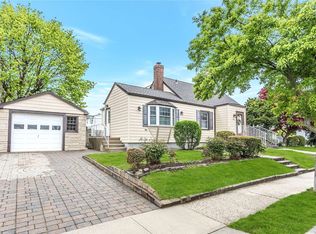 346 Barwick Blvd, Mineola, NY 11501