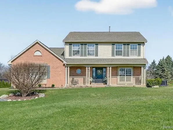 255 Round Tree Dr, Lake Orion, MI 48360