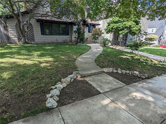 2nd image of 26 E 69th Ter