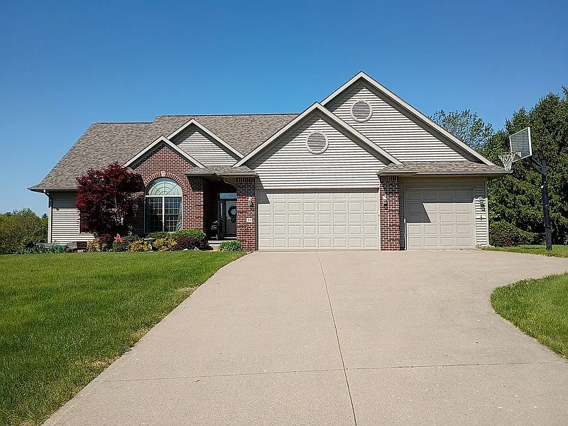 33 Pinehurst Cir — exterior photo
