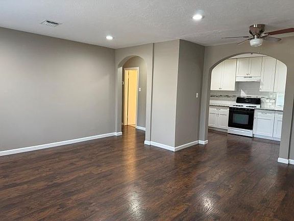 2nd image of 3626 Yellowstone Blvd