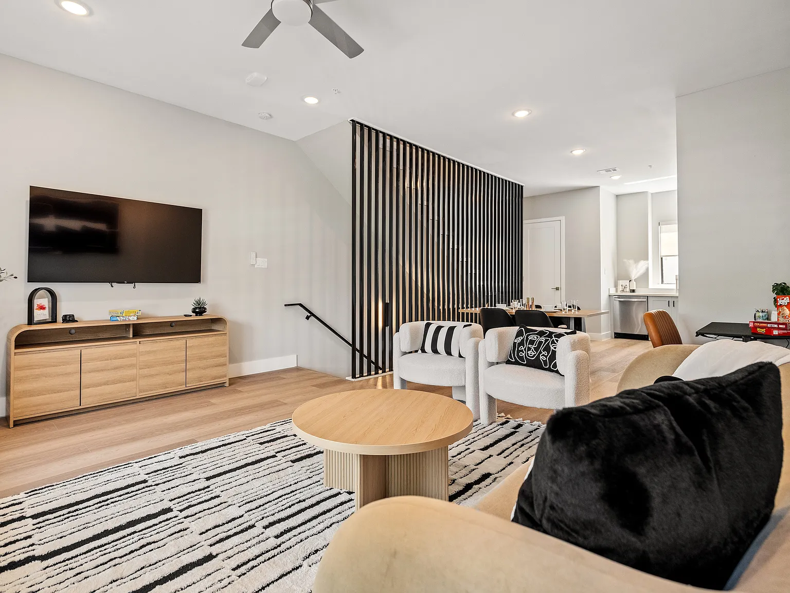 2 bed, 2.5 bath, 1400 sqft, $2,450 — Photo 3