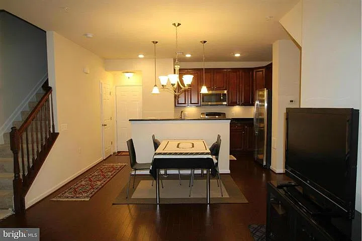 3 bed, 2.5 bath, 1753 sqft, $2,988 — Photo 2