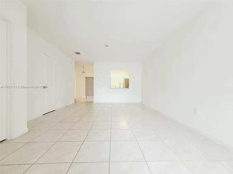 541 NE 4th Ln — Photo 3