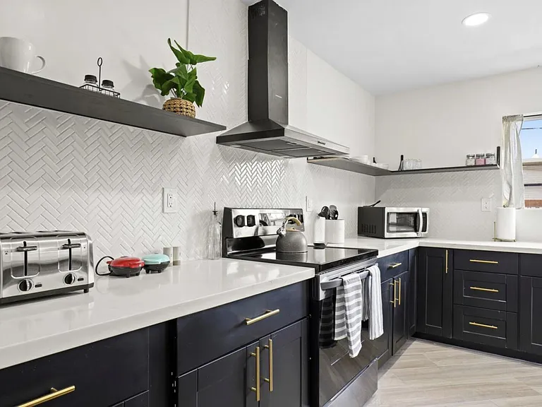 2241 N Sunset Dr — Photo 14