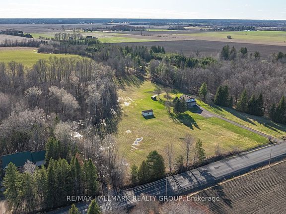 3rd image of 1376 Macdonald Rd