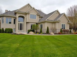 600 N Thornbush Cir, Hartland, WI 53029