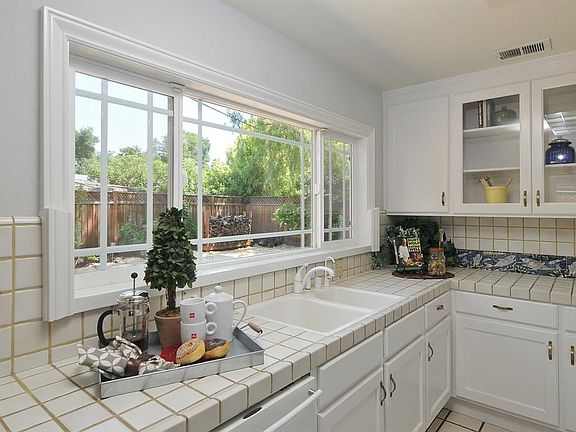 4th image of 2093 Bel Air Ave