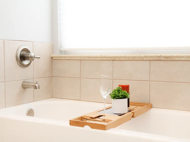 1st Bedroom: with En-suite Full Bathroom (tub and shower are separate)
