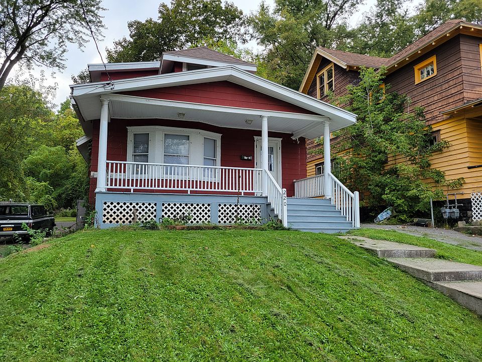 1st image of 220 Valley Dr