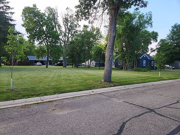 4th image of 402 Emerson Ave N