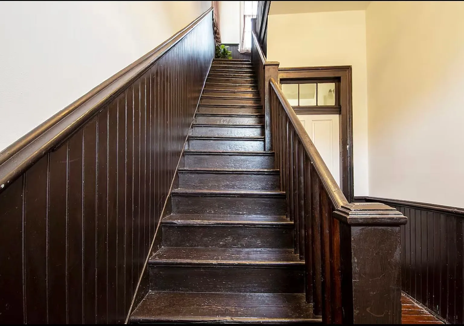 Historic, Renovated 3BR with Wrap-Around Balcony Near St. Charles — Photo 2