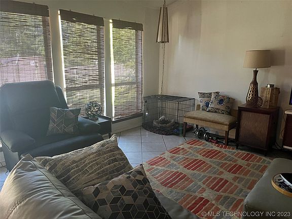 5th image of 9095 Colonial Dr