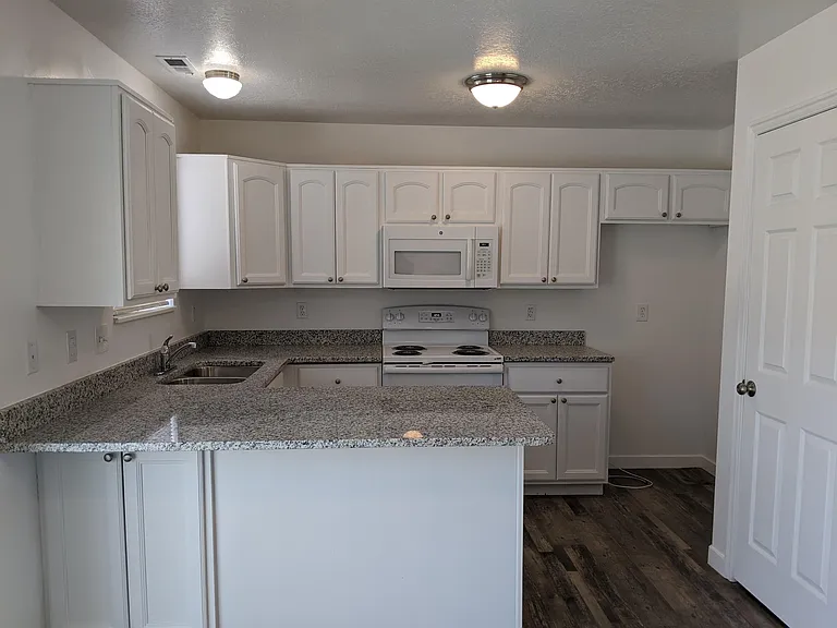435 N Kersh Dr — Photo 5