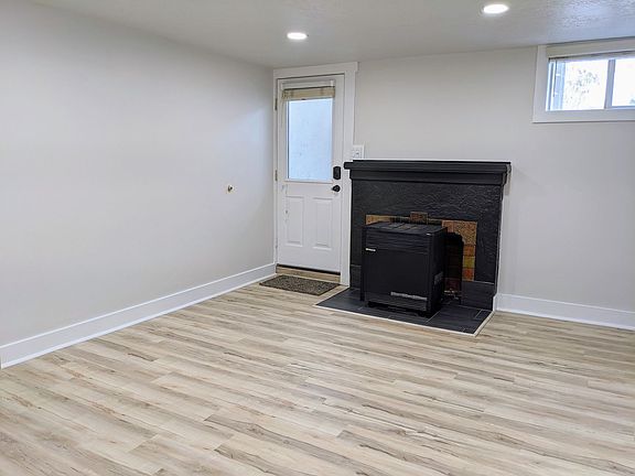 4th image of 979 E Logan Ave