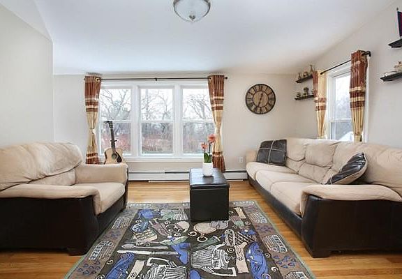 5th image of 32 Basswood Ave