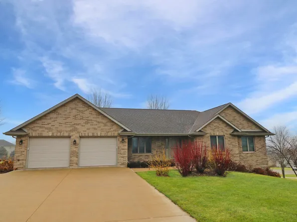 8432 Southern Hills Ct, Dubuque, IA 52003