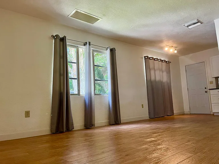 2567 Columbus St — Photo 3