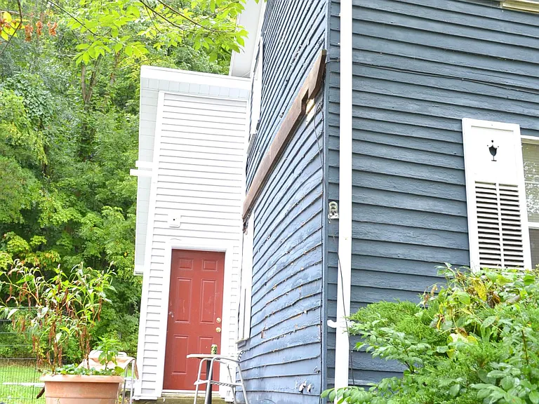 20 Hickory St — Photo 3
