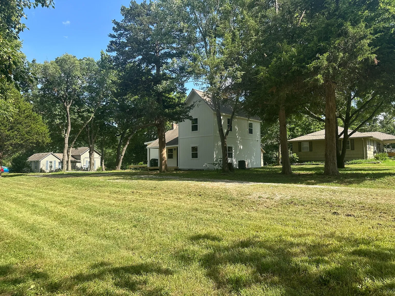 3 bed, 1296 sqft, $2,300 — Photo 2