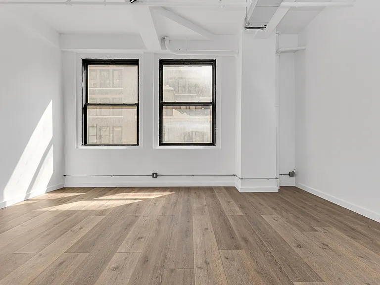 255 W 36th St #1009 — Photo 1