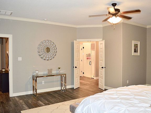 4th image of 2119 Greentree Dr