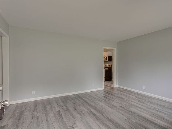 5th image of 2323 Woodridge Dr