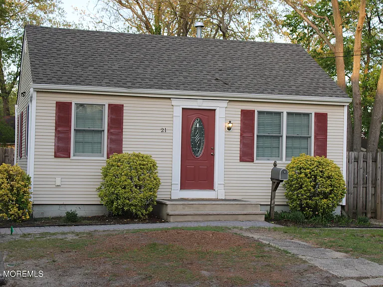 21 Coolidge Dr — Photo 1