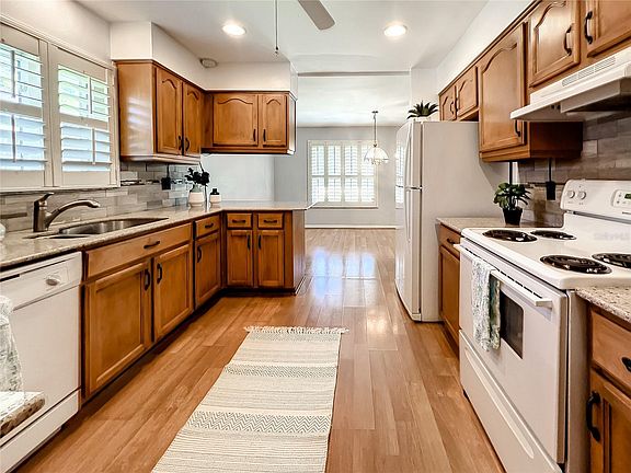 4th image of 28524 Twinbrook Ln