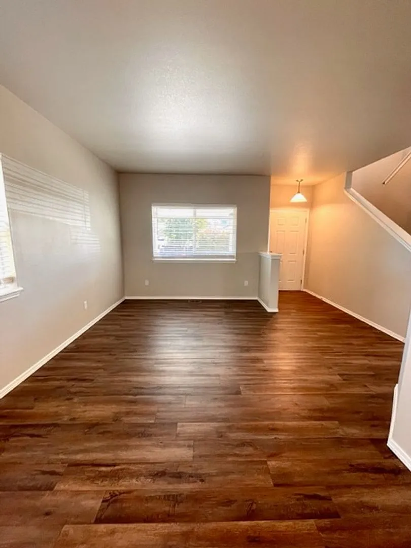 Newer paint & flooring in this 5 bedroom home in Elkhorn Estates! — Photo 2