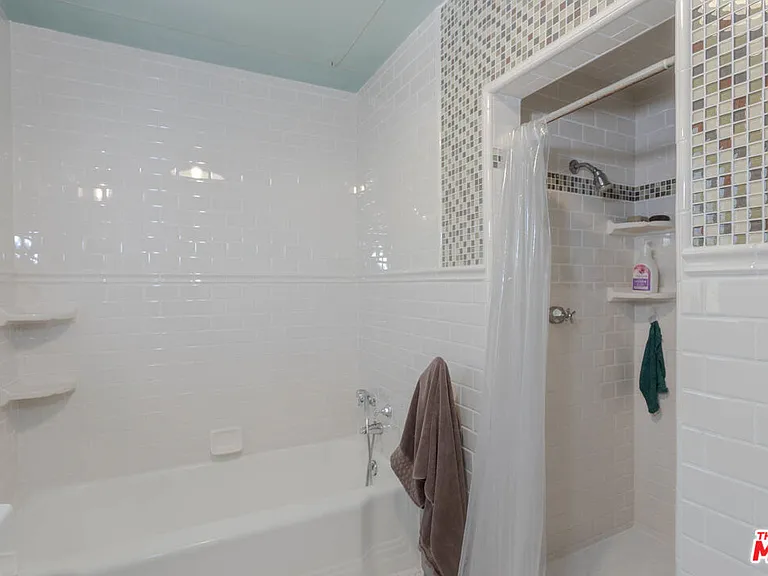 10959 Strathmore Dr — Photo 28