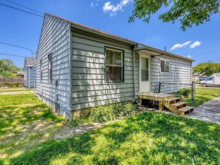 25539 Packard St — Photo 1