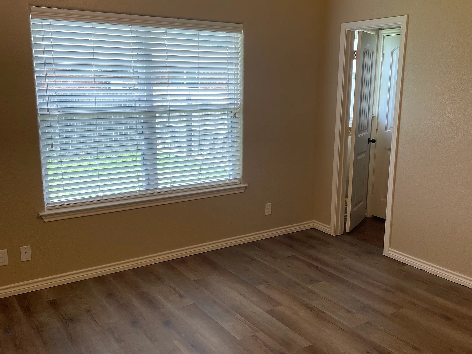 3 bed, $1,550 — Photo 4