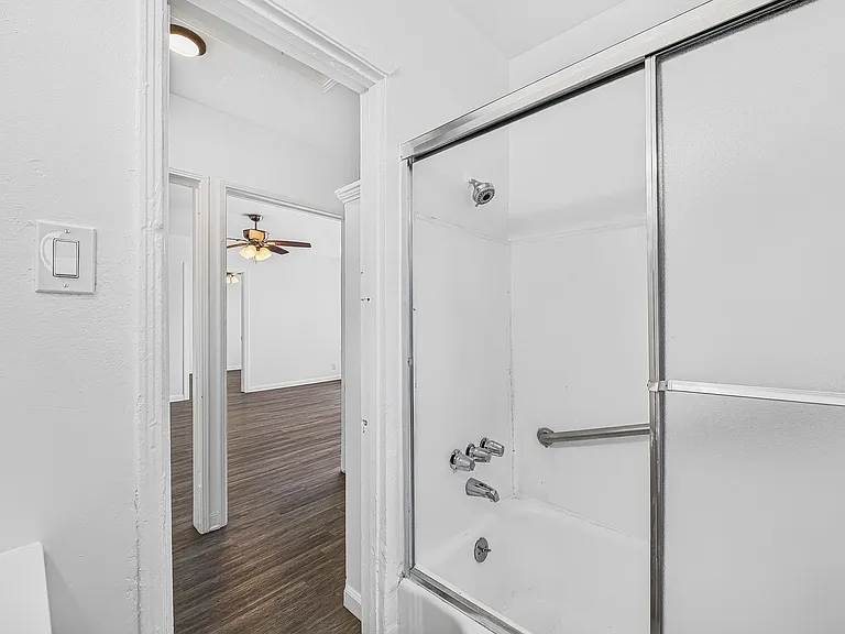 530 W 9th St — Photo 17