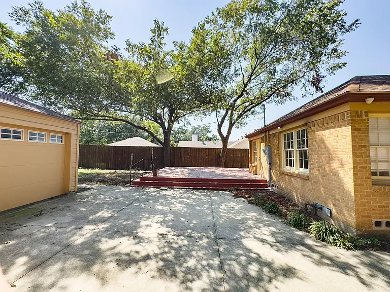 2222 Carnes St — Photo 5