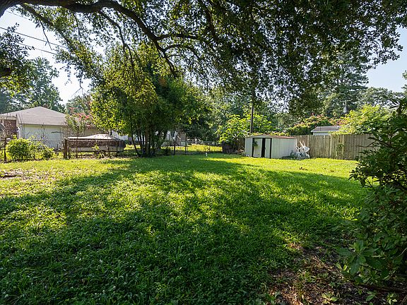 4th image of 1201 Honeysuckle St